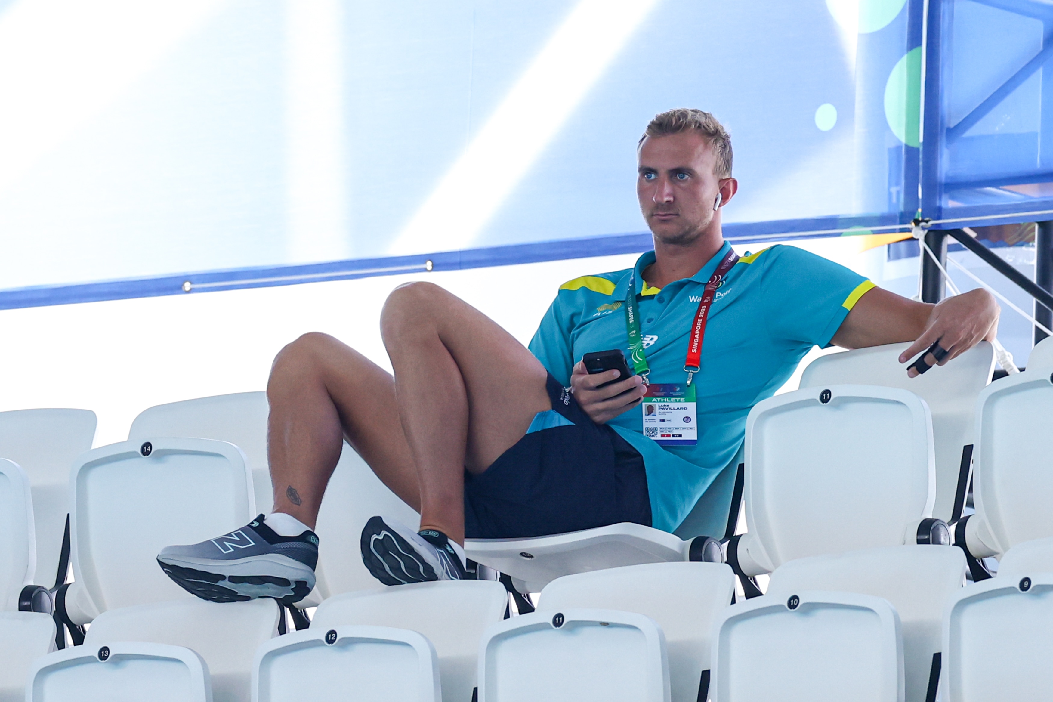 Luke Pavillard senta nas arquibancadas