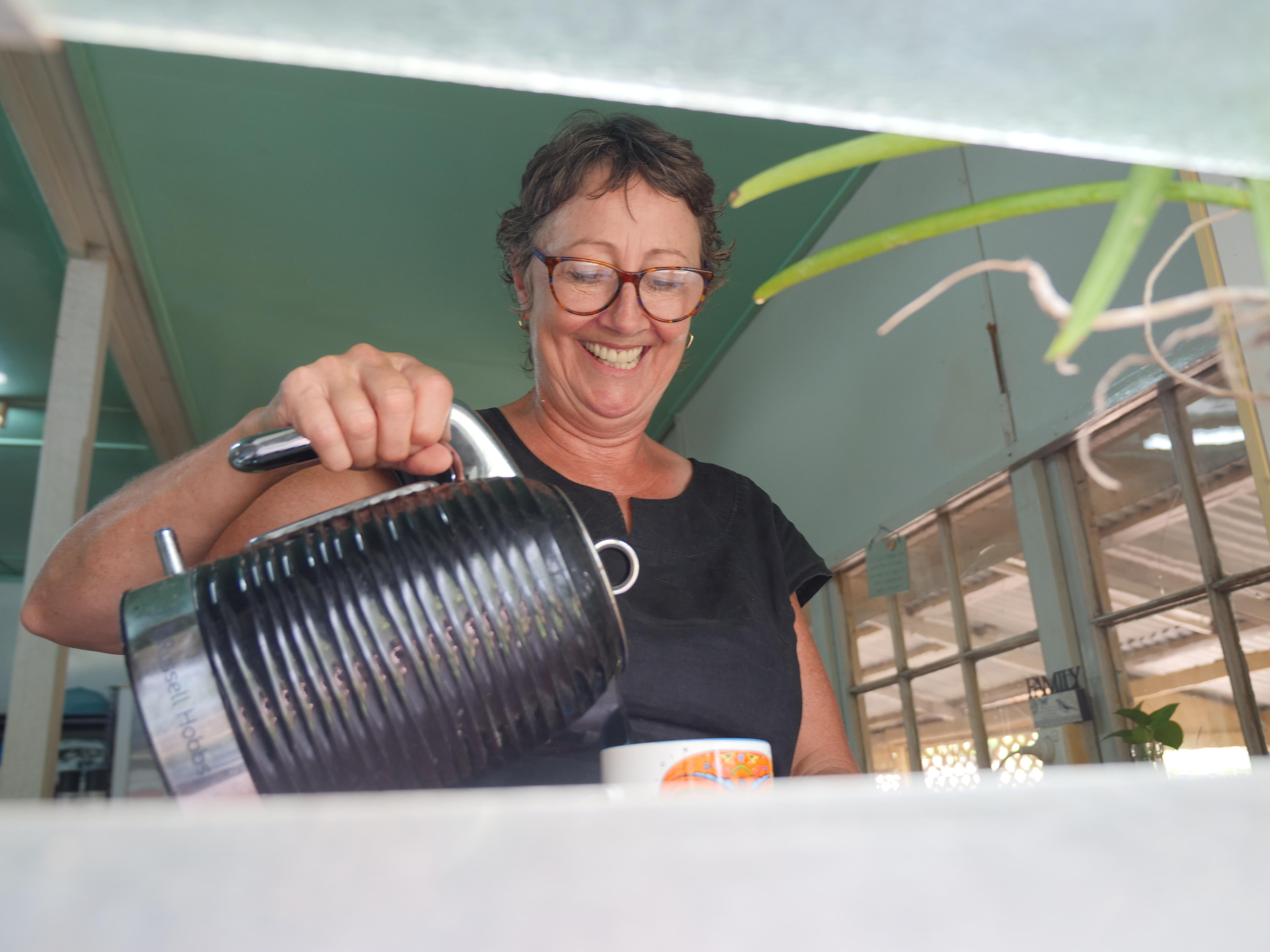 La mujer prepara una taza de té