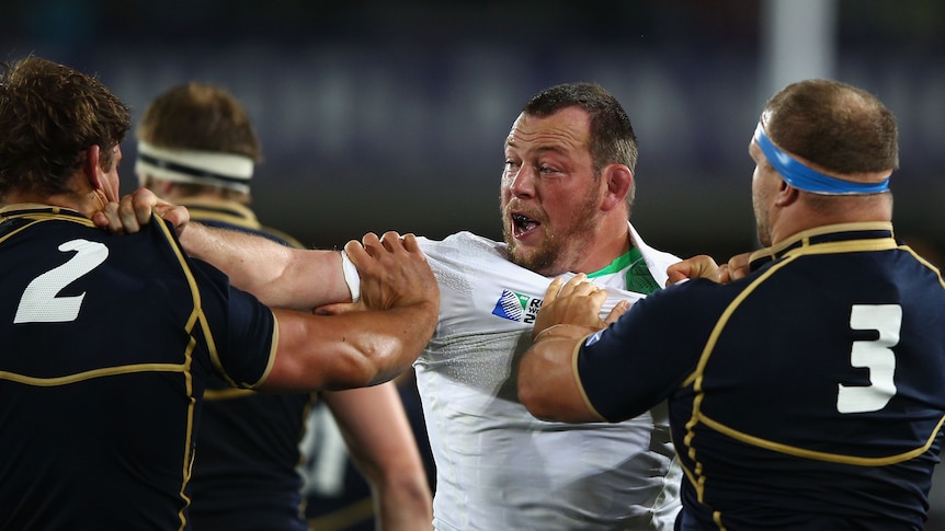 Willing affair ... England hooker Steve Thompson (C) clashes with his Scottish opponents (Hannah Johnston: Getty Images)