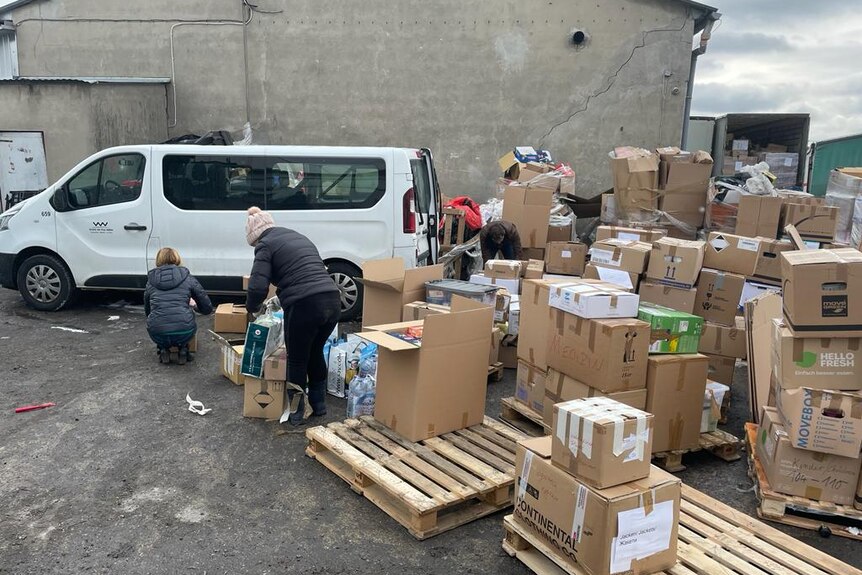 Des bénévoles à Courchevel emballent l'aide humanitaire 