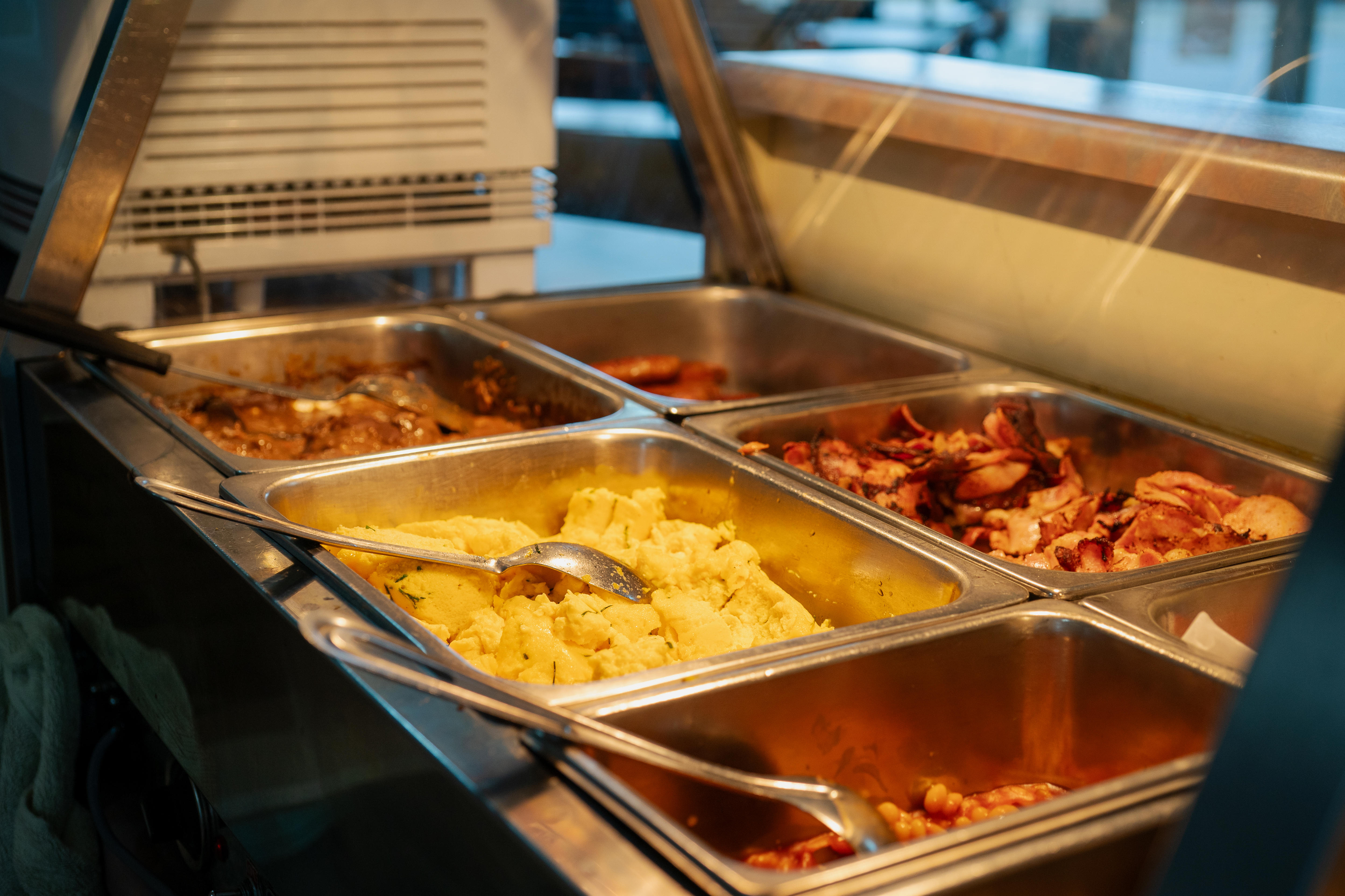 Un calentador de buffet con opciones de desayuno. 