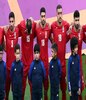 在世界杯开幕式上，伊朗足球队并肩站在一起。