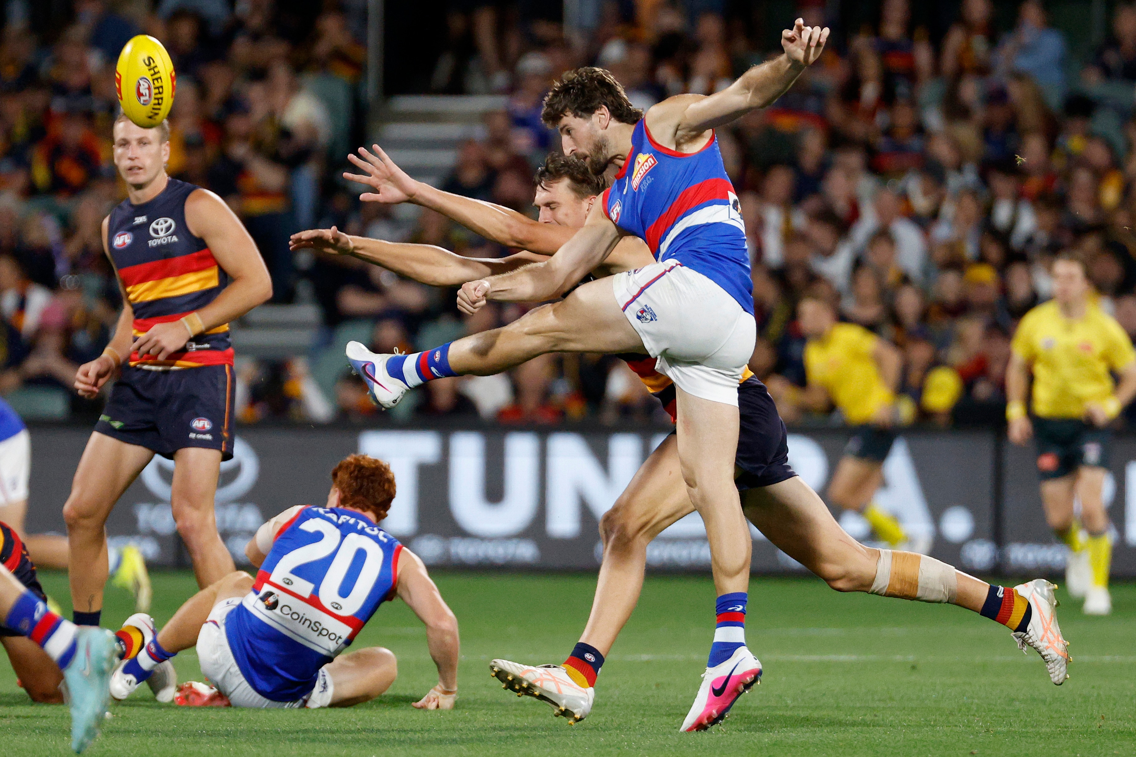 Live: Bulldogs try to crack top four against Crows at Docklands