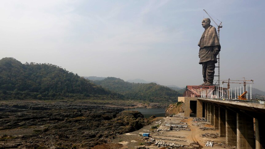 Statue of Unity facing Sardar Sarovar Dam