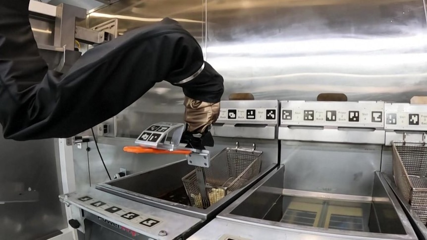 California robotics company's 'Flippy 2' robot french fries faster and than humans - ABC News