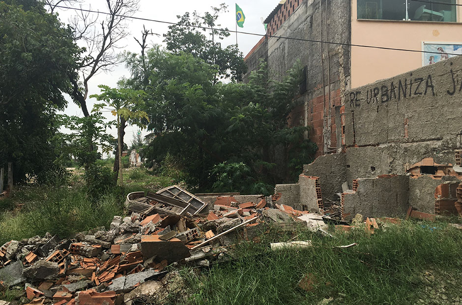 A demolished building at Vila Autodromo.