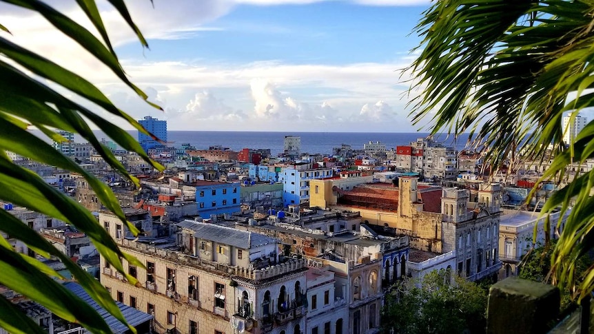 Tropical island and Caribbean rhythms meet a bustling city in the port of Havana. (Pixabay: afroangelll)
