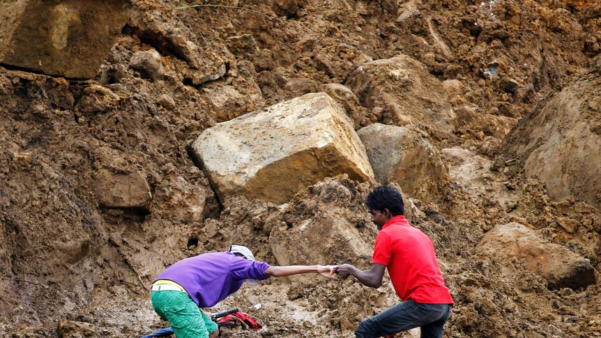 Sri Lanka landslide rescue operations have been hampered by heavy rains
