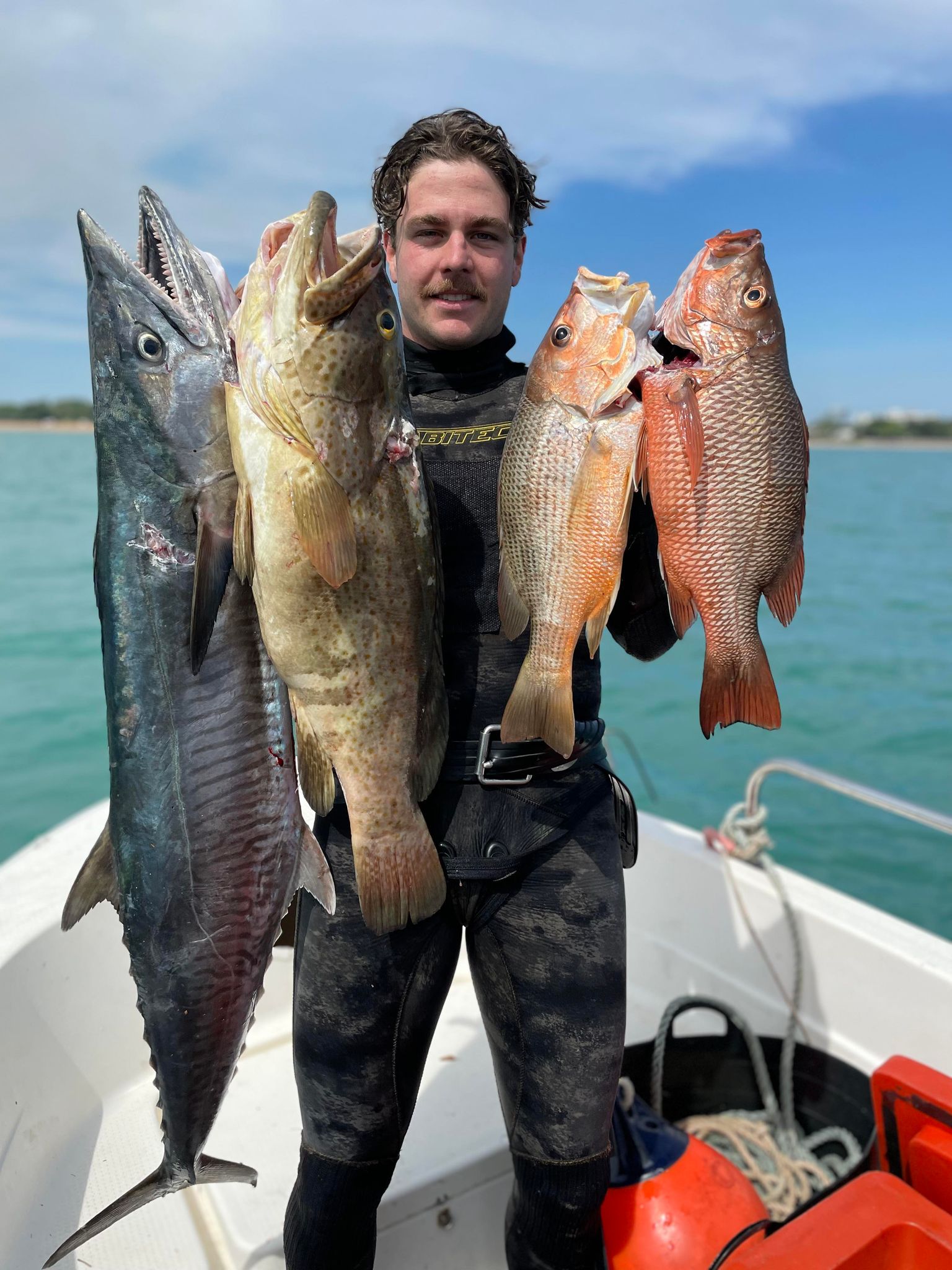 Tinny Podcast #770: Spearing 15kg fish in two metre visibility. Shoal ...