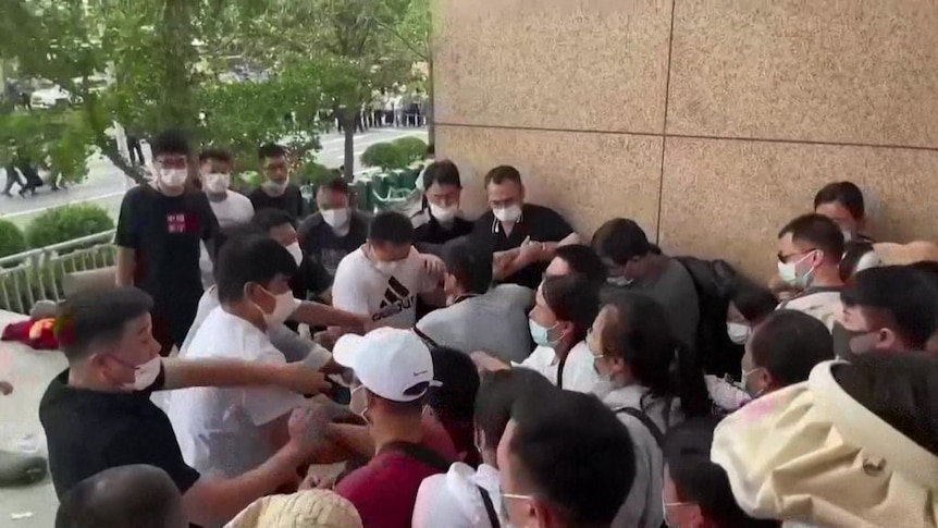 Protesters demanding frozen millions from Chinese banks face rough-handling in tussle with security - ABC News