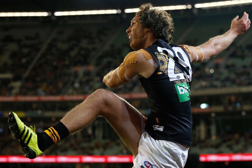 Ty Vickery snaps a goal for Richmond against Hawthorn at the MCG.