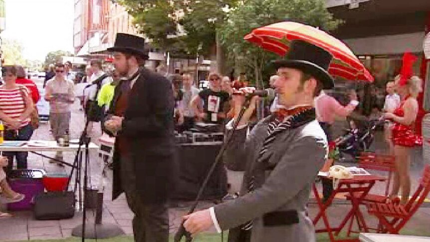 Adelaide Fringe entertainers take to Rundle Mall to entertain city shoppers
