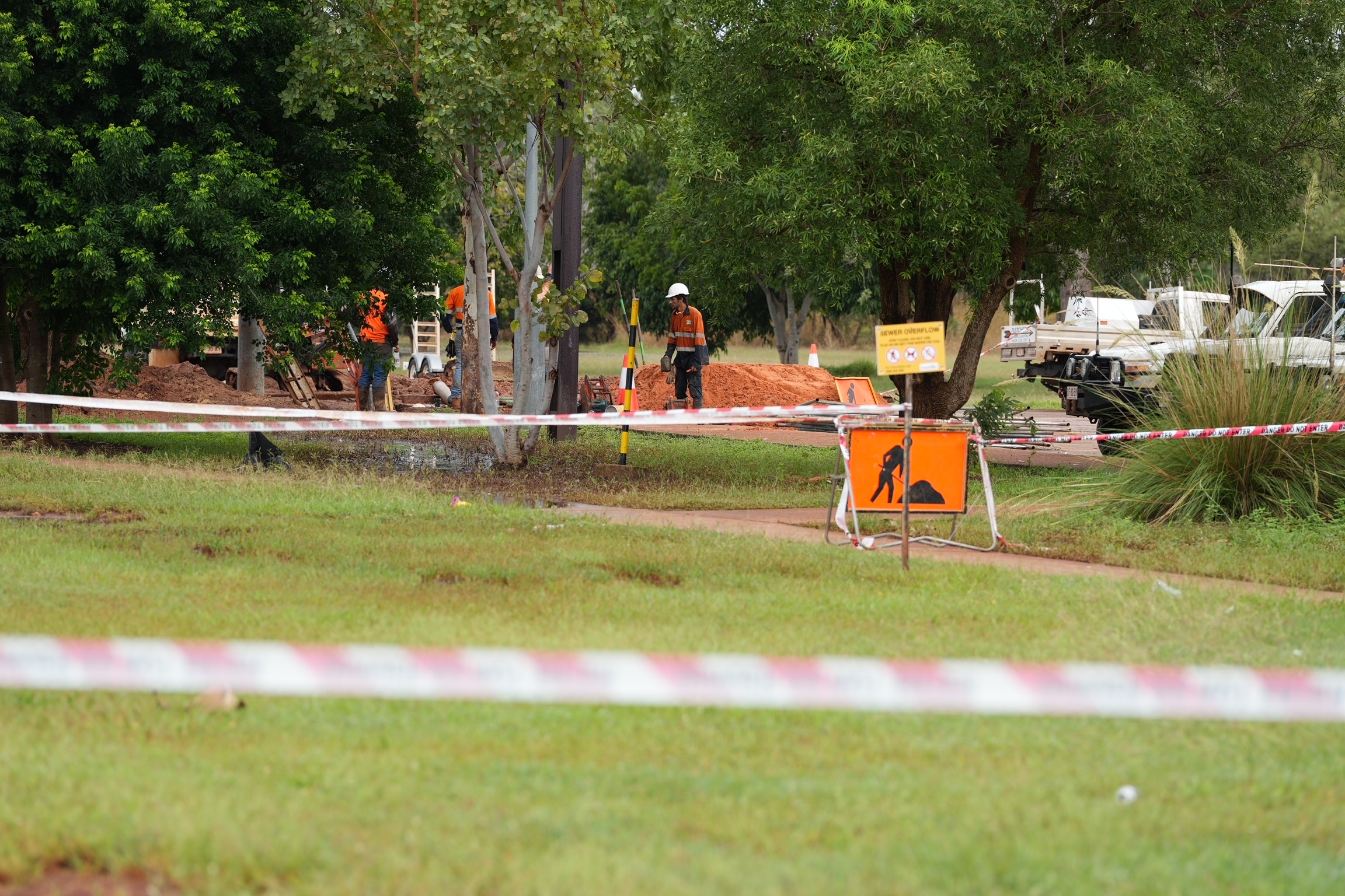 Trabajadores en alta visibilidad cavan un hoyo
