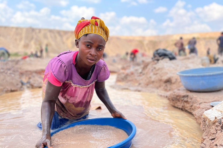 A woman washing cobalt.