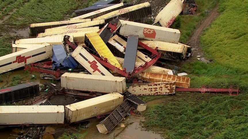 Freight train derails at Inverleigh, west of Geelong, leaving dozens of  containers strewn across tracks - ABC News