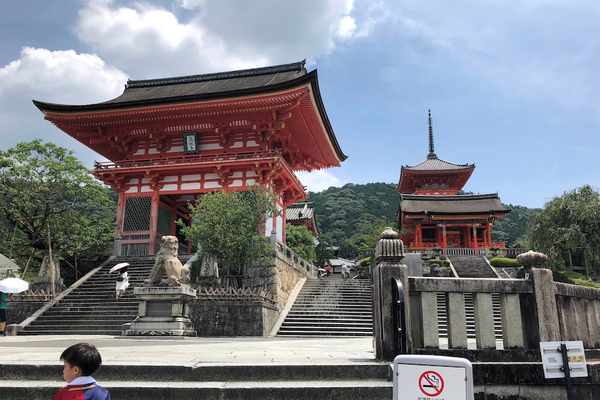 La puerta de entrada al templo Kiyomizu normalmente abarrotado.