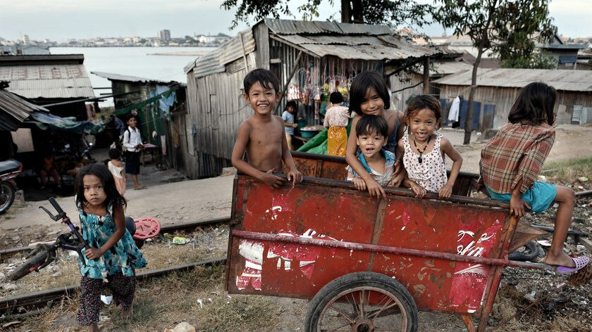 Children play in the Boeng Kak slum area of Phnom Penh on February 11, 2009.