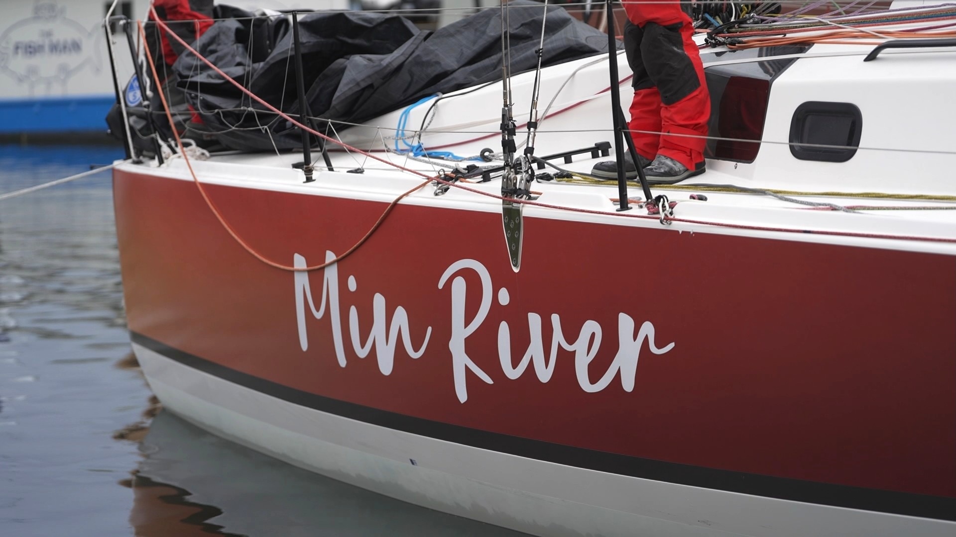 Un yate rojo se encuentra en el muelle.
