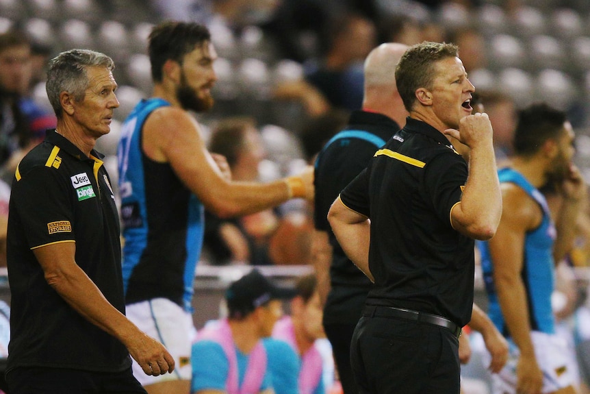 Richmond coach Damien Hardwick (R) shouts out instructions to players during 2016 preseason match.