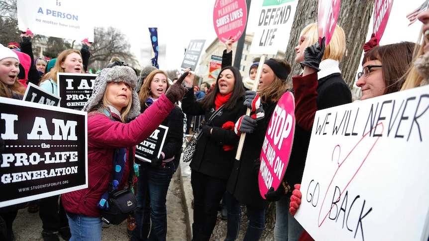 反堕胎抗议者（左）在美国最高法院前与堕胎权利活动家（右）争论。