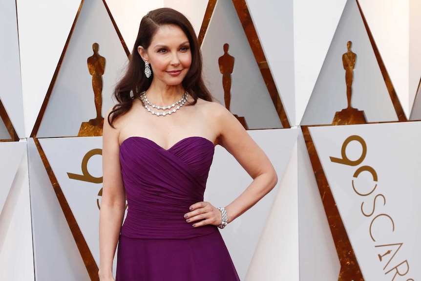 Ashley Judd wearing purple at the 90th Academy Awards.