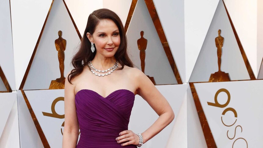 Ashley Judd wearing purple at the 90th Academy Awards.