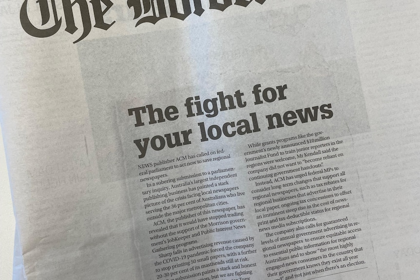 La portada de un periódico contiene un mensaje pidiendo más apoyo para las noticias regionales.