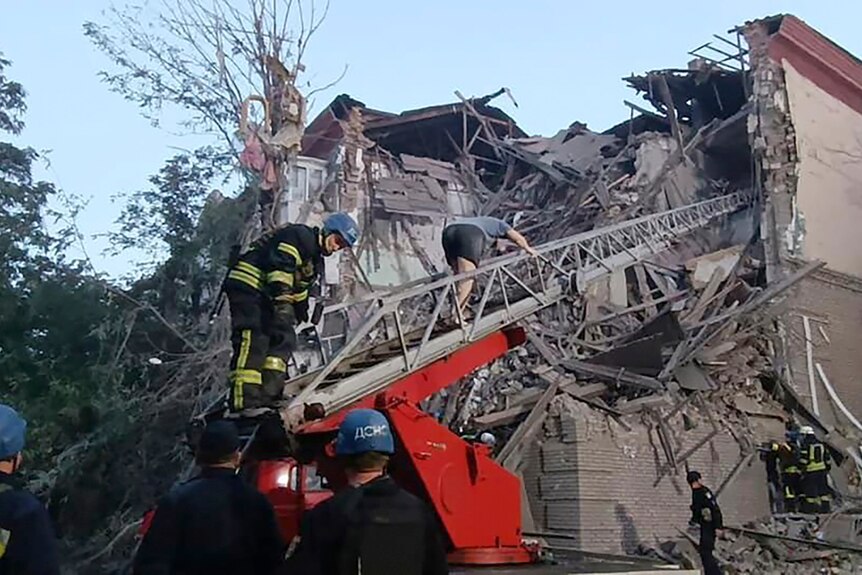  Rescuers work at the scene of a building damaged by shelling in Zaporizhzhia.