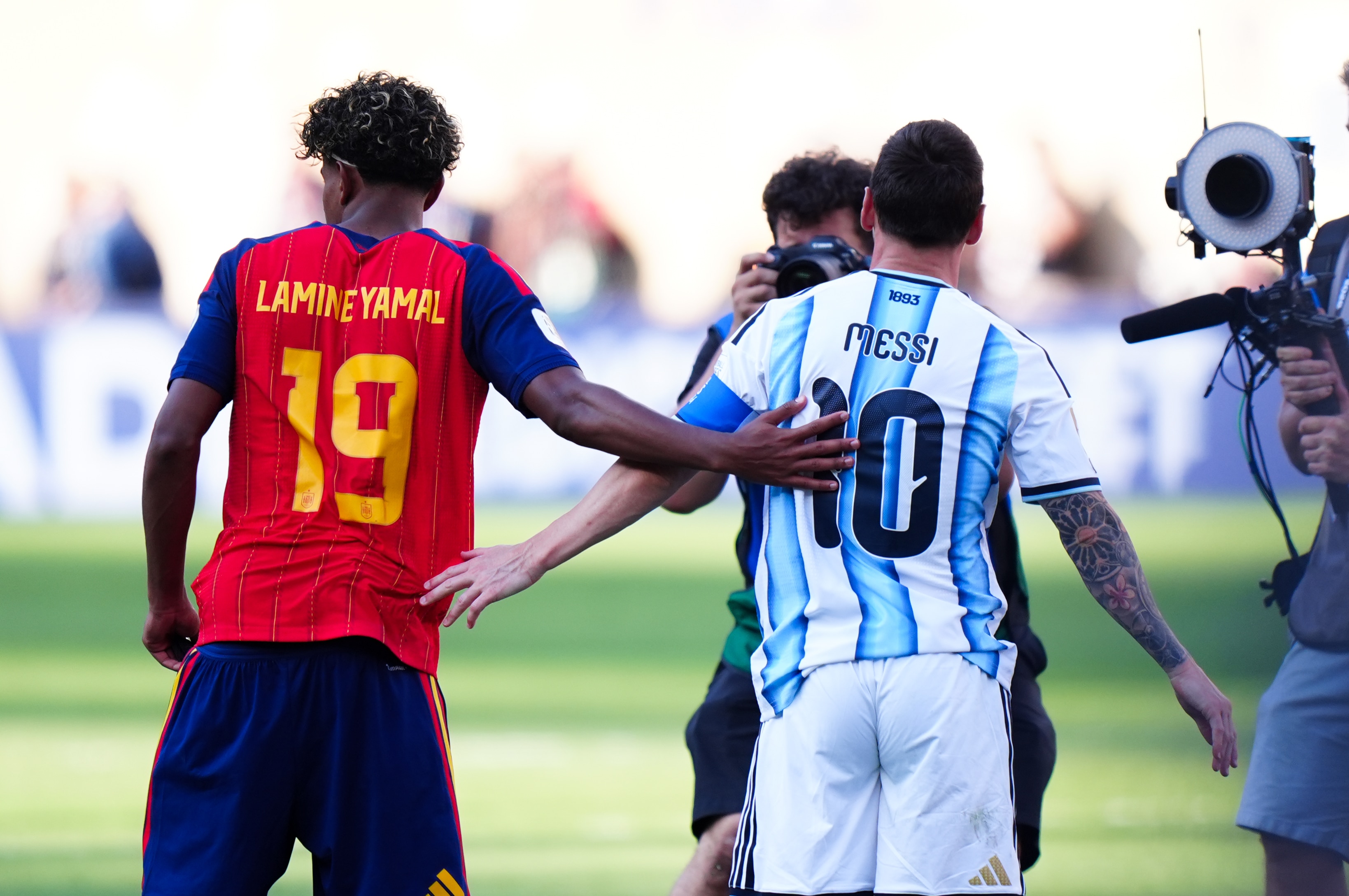Laimine Yamal and Lionel Messi hug