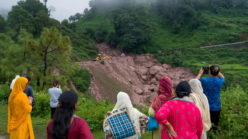 Ploile abundente au declanșat inundații și alunecări de teren în regiunea Himachal Pradesh din India, ucigând cel puțin 48 de persoane.