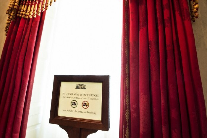 A sign encourages tourists to take pictures in the White House