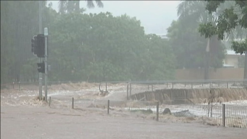 Record rainfall floods Gladstone streets