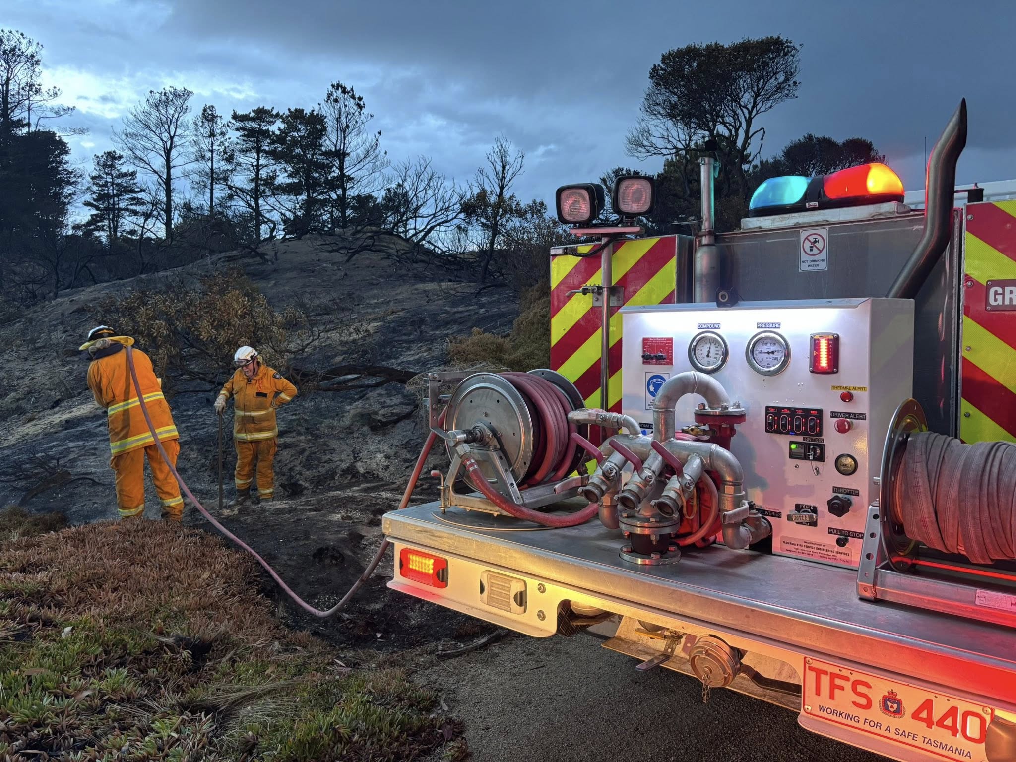 Los bomberos ayudan a combatir los incendios forestales en Dolphin Sands, diciembre de 2025