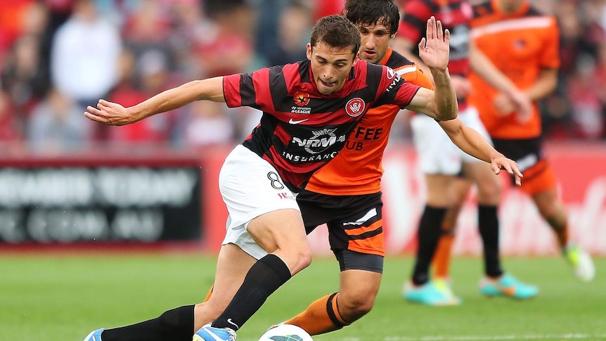 The Wanderers' Mateo Poljak competes with Brisbane's Thomas Broich.