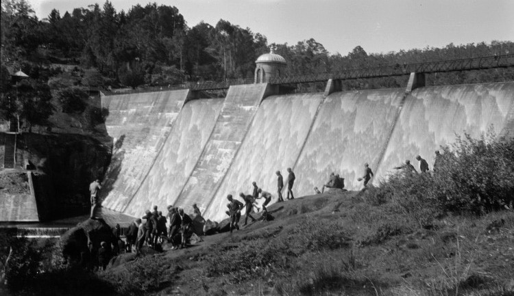 Schoolboys watch the weir overflow in 1935  black and white photo