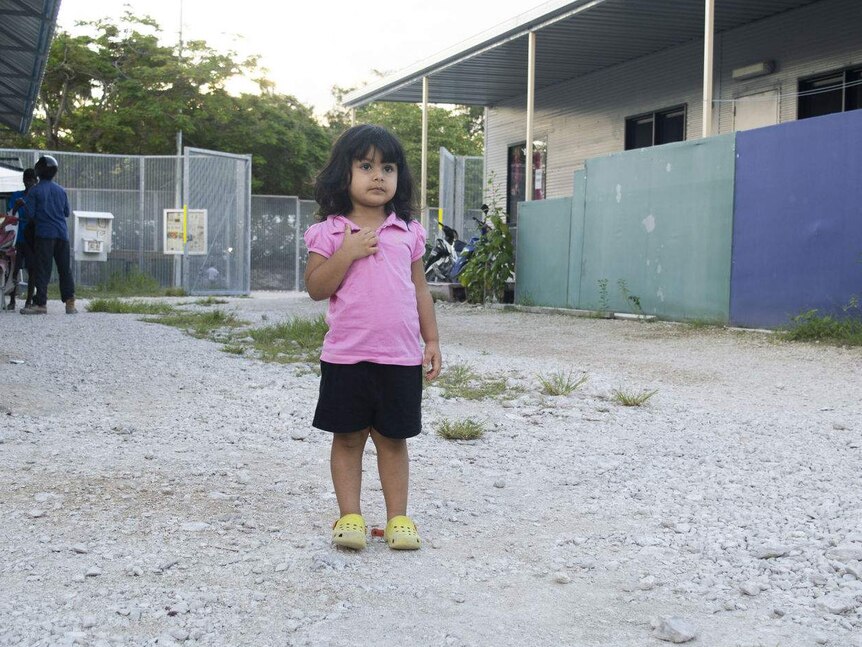 Nauru children Roze