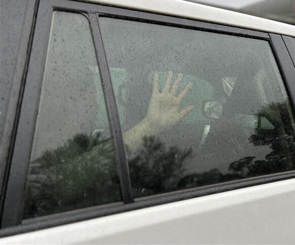 Una huella de mano en la ventana de un coche 