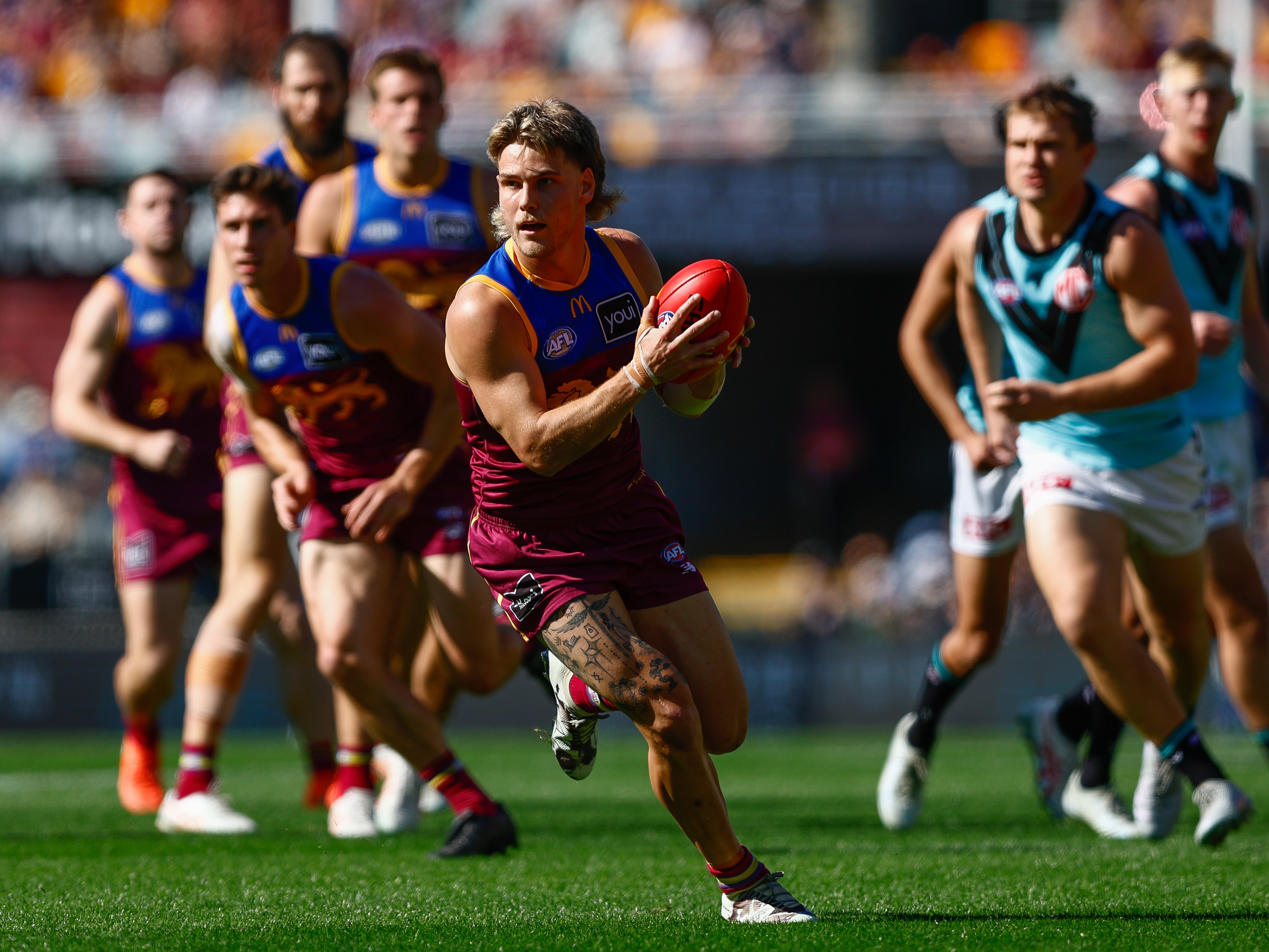 Live: Brisbane locked in early arm-wrestle with Port as star gets crunched