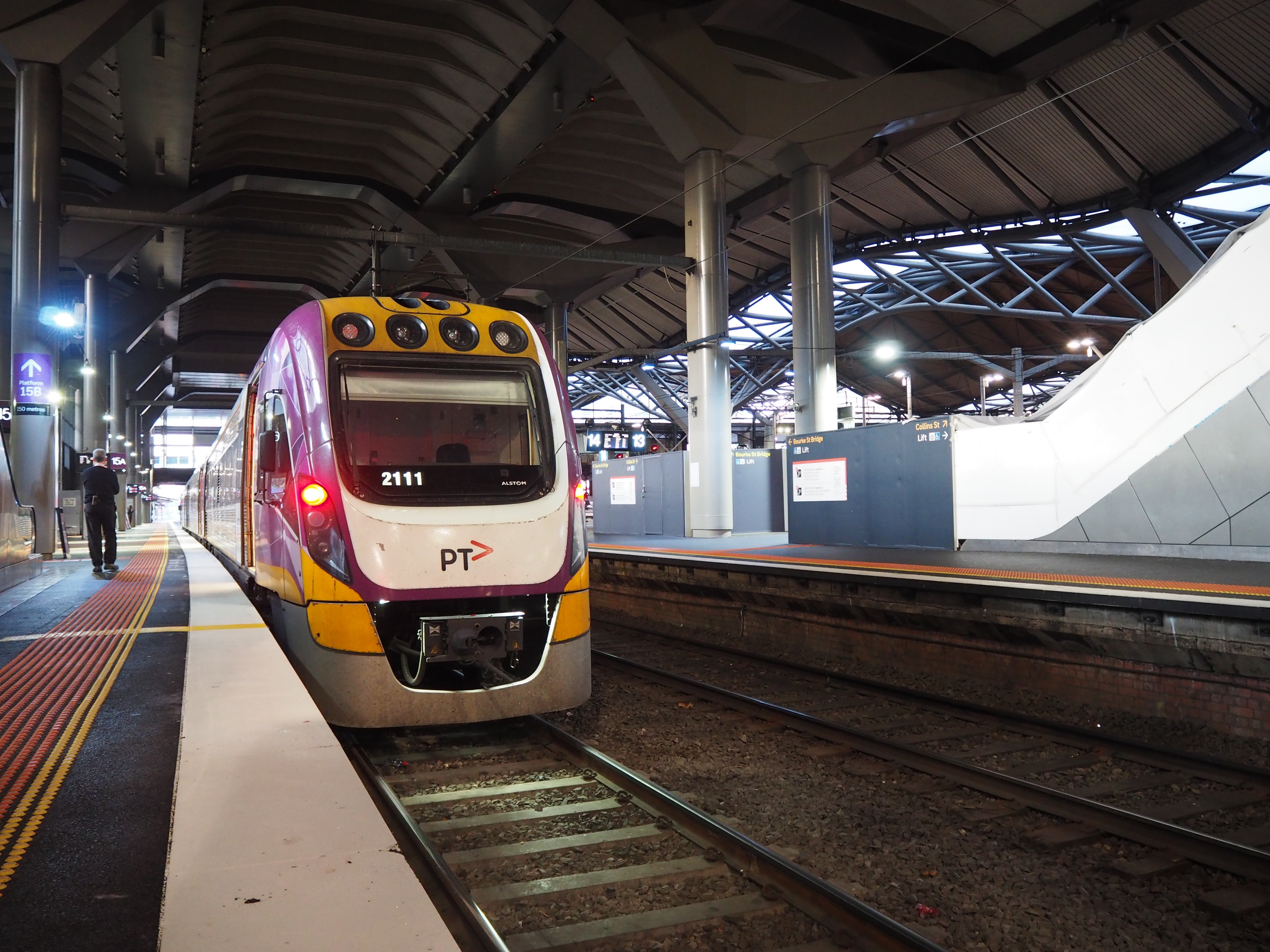 El tren AV/Line está ubicado junto al andén de la estación Southern Cross.