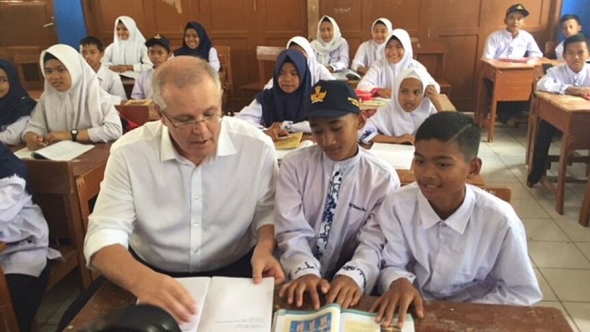 Perdana Menteri Australia, Scott Morrison, duduk di bangku kelas sebuah sekolah di Indonesia, 31 Agustus 2018.