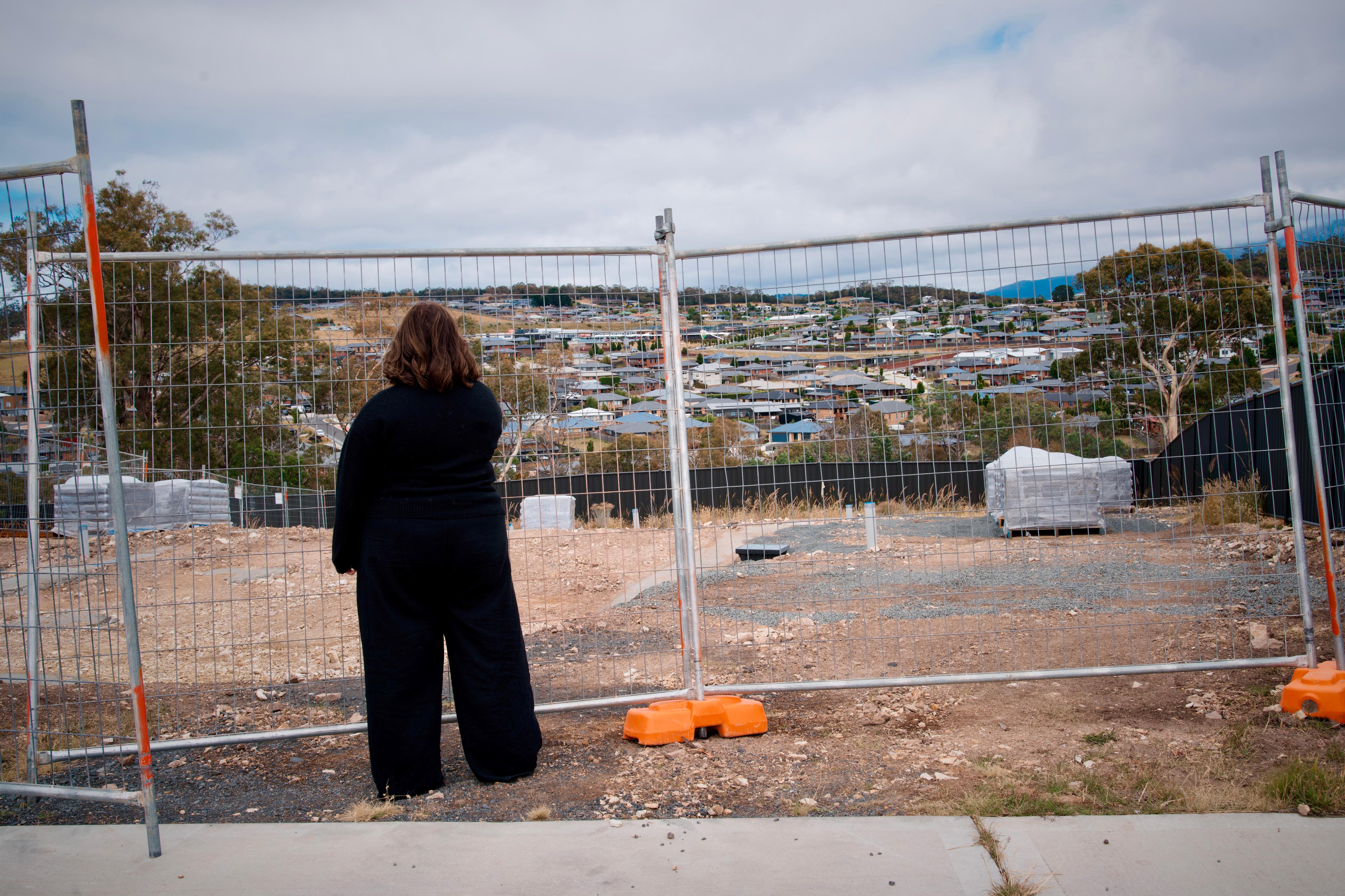 Erin Bell olhando para um canteiro de obras.
