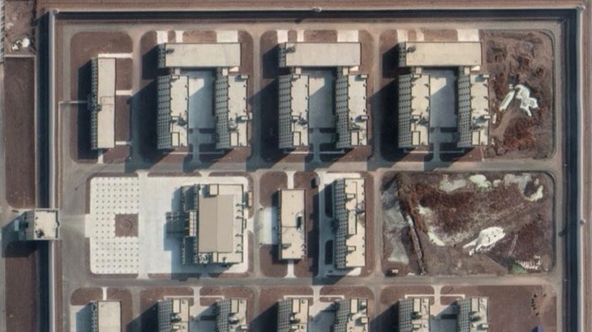 Ogromny kompleks więzienny w Xinjiang, który można zobaczyć z satelity, ma wysoki mur obwodowy z wieżami strażniczymi.