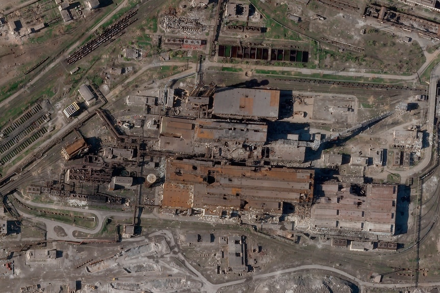 Un'immagine satellitare dell'acciaieria Azovstal mostra enormi buchi nel suo tetto
