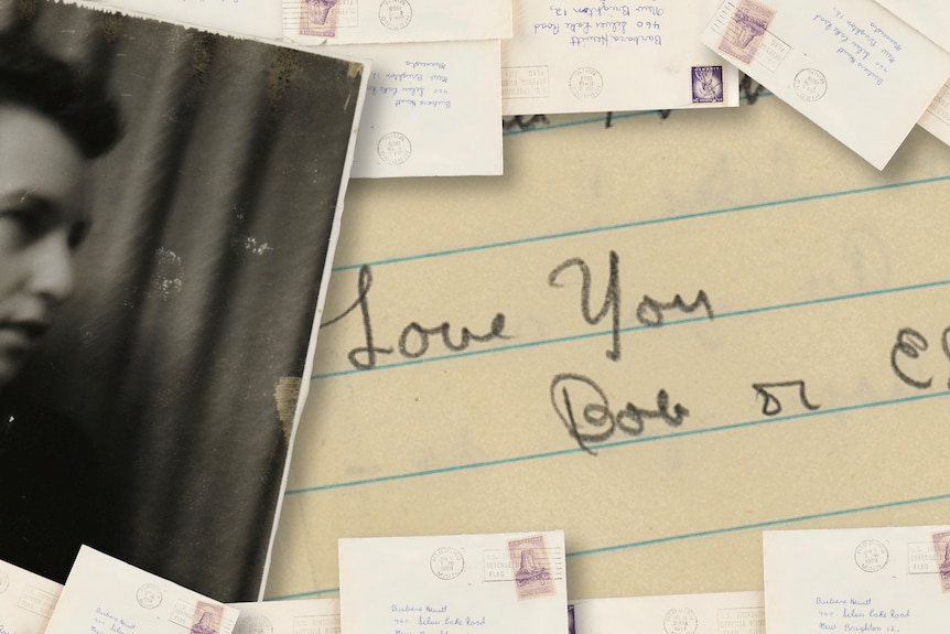 鲍勃·迪伦的黑白照片放在手写信上