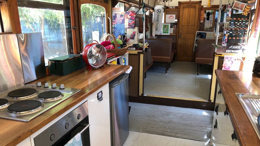 Interior trem tua, dialihfungsikan sebagai dapur dengan oven, kulkas, dan kursi.