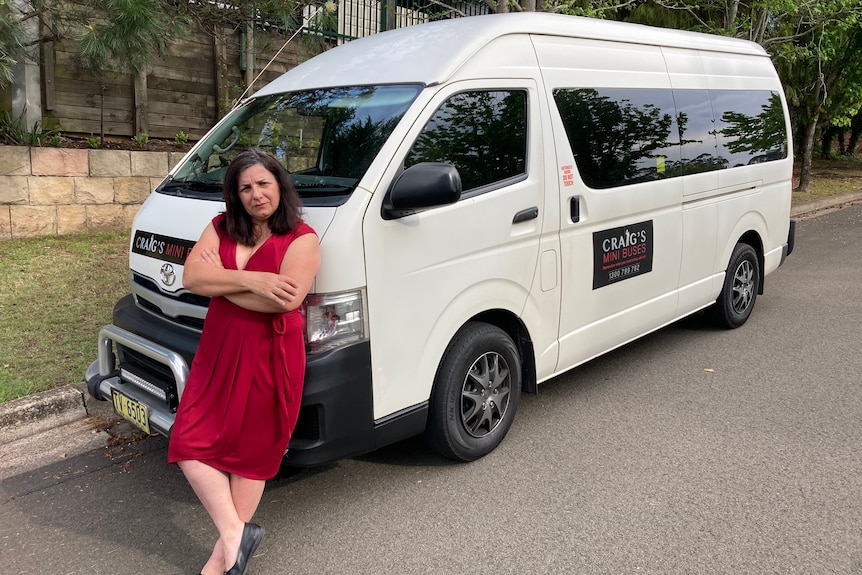 Marie Hartley s'appuyant sur un bus avec les bras croisés