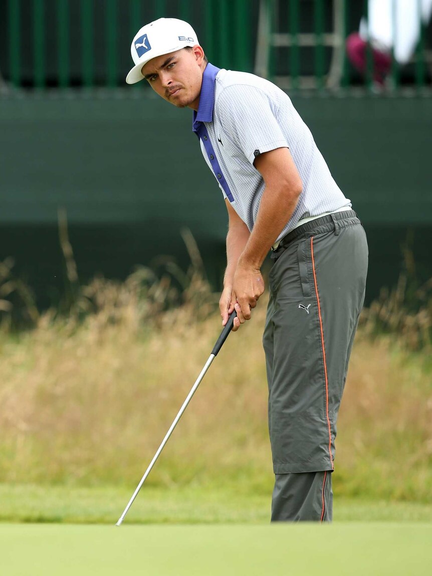 Fowler putts at British Open
