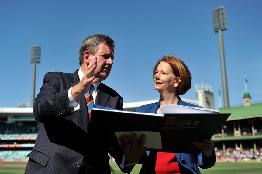 Julia Gillard and Barry O'Farrell look over plans for a proposed upgrade to the SCG.