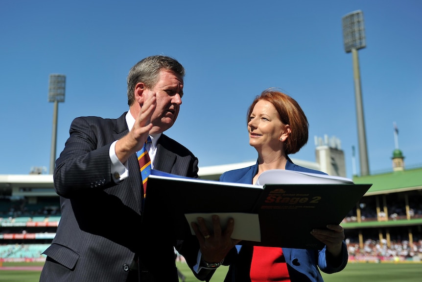 Julia Gillard and Barry O'Farrell look over plans for a proposed upgrade to the SCG (AAP: Paul Miller)