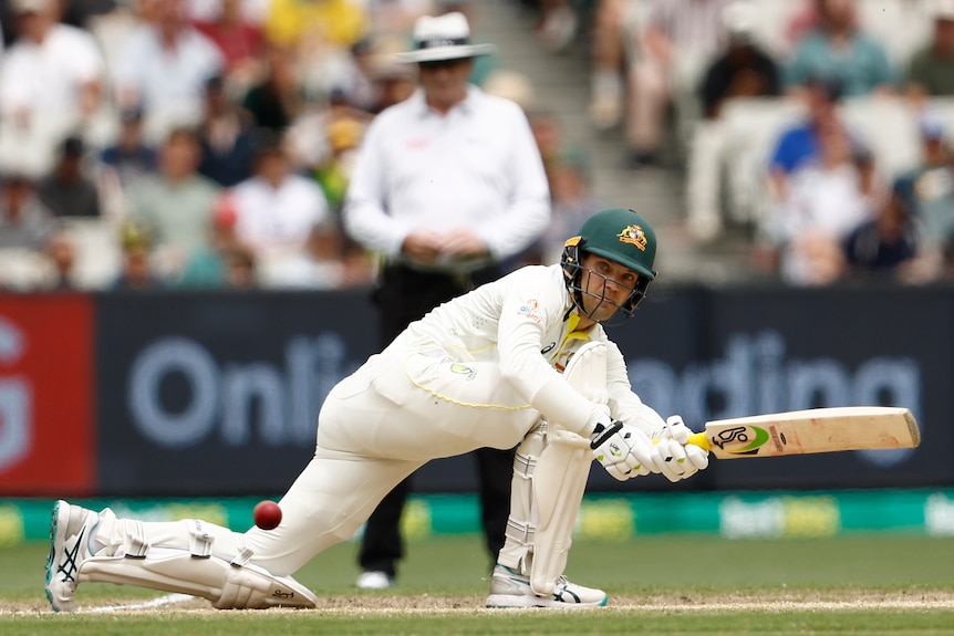 Le frappeur australien Alex Carey joue un coup de balayage lors d'un test contre l'Afrique du Sud au MCG.